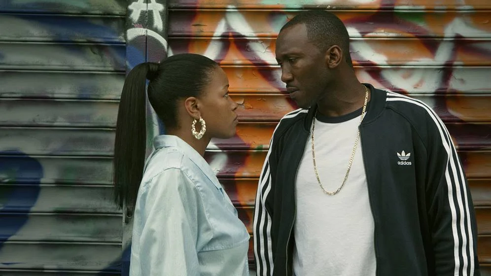 <b>Roxanne Roxanne (2018) —</b> O filme conta a trajetória da rapper Roxanne Shanté, a adolescente que se tornou uma lenda do hip-hop mundial nos anos 1980 com a canção Roxanne's Revenge. Com Chanté Adams e Mahershala Ali, o filme trata não somente da carreira, mas também de sua vida pessoal <b>Roxanne Roxanne (2018) —</b> O filme conta a trajetória da rapper Roxanne Shanté, a adolescente que se tornou uma lenda do hip-hop mundial nos anos 1980 com a canção Roxanne's Revenge. Com Chanté Adams e Mahershala Ali, o filme trata não somente da carreira, mas também de sua vida pessoal