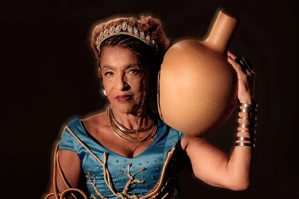 foto colorida de elisa lucinda, mulher negra posando séria - metrópoles