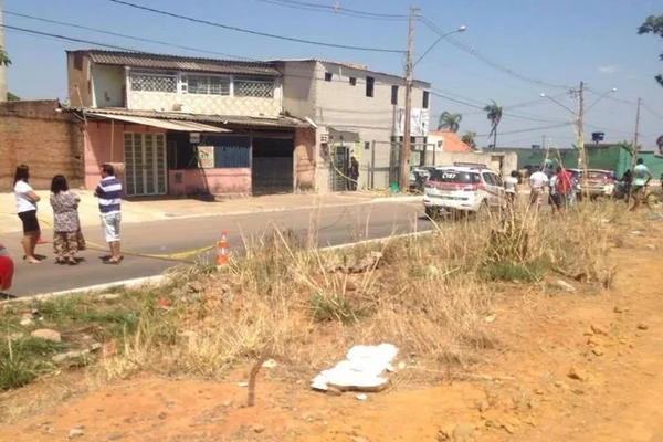 Homem é encontrado morto depois de vizinhos verem sangue no corredor