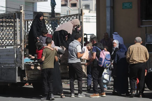 Foto colorida do momento em que palestinos tentam deixar Gaza - Metrópoles