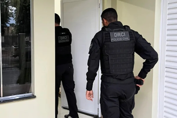 Polícia prende jovem suspeito de planejar ataques neonazistas