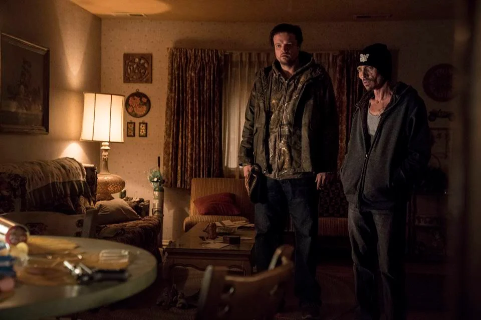 <b>Retorno de personagens da série</b>. Em entrevistas, Gilligan adiantou que pelo menos dez personagens de Breaking Bad retornam em El Camino, sem revelar todos os nomes. O próprio trailer dificulta especulações. Mas já se sabe que a dupla atrapalhada e inseparável de amigos de Pinkman, Skinny Pete (Charles Baker) e Badger (Matt Jones), está confirmadíssima. O que eles irão aprontar? <b>Retorno de personagens da série</b>. Em entrevistas, Gilligan adiantou que pelo menos dez personagens de Breaking Bad retornam em El Camino, sem revelar todos os nomes. O próprio trailer dificulta especulações. Mas já se sabe que a dupla atrapalhada e inseparável de amigos de Pinkman, Skinny Pete (Charles Baker) e Badger (Matt Jones), está confirmadíssima. O que eles irão aprontar?