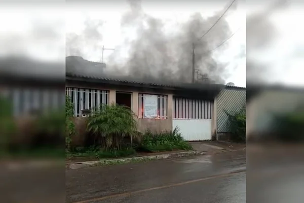 Vídeo mostra momento em que carro pega fogo dentro de garagem no DF