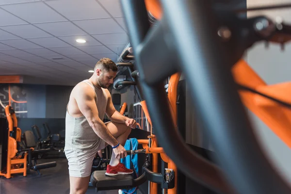 Foto colorida de um homem na academia de musculação - Metrópoles
