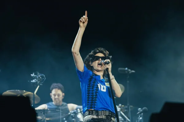Foto colorida de Emily Amstrong como Maradona - Metrópoles