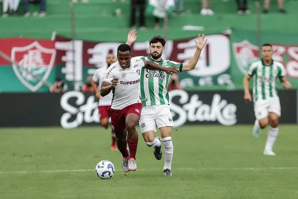 Imagem colorida de jogadores de Fluminense e Juventude - Metrópoles