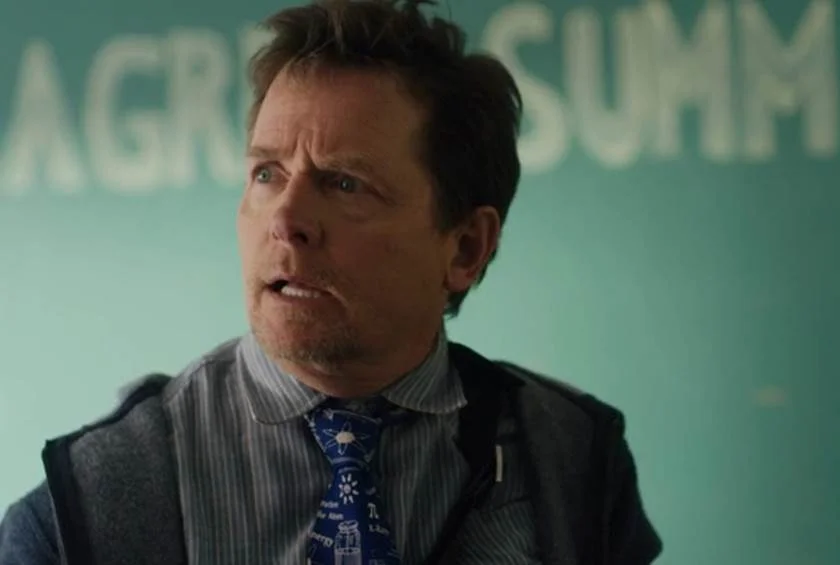 <b>Ponta de Marty McFly</b>. O imortal personagem vivido por Michael J. Fox faz uma breve aparição como professor dos protagonistas. Ele até diz "great Scott", alusão direta a De Volta para o Futuro (1985) <b>Ponta de Marty McFly</b>. O imortal personagem vivido por Michael J. Fox faz uma breve aparição como professor dos protagonistas. Ele até diz "great Scott", alusão direta a De Volta para o Futuro (1985)