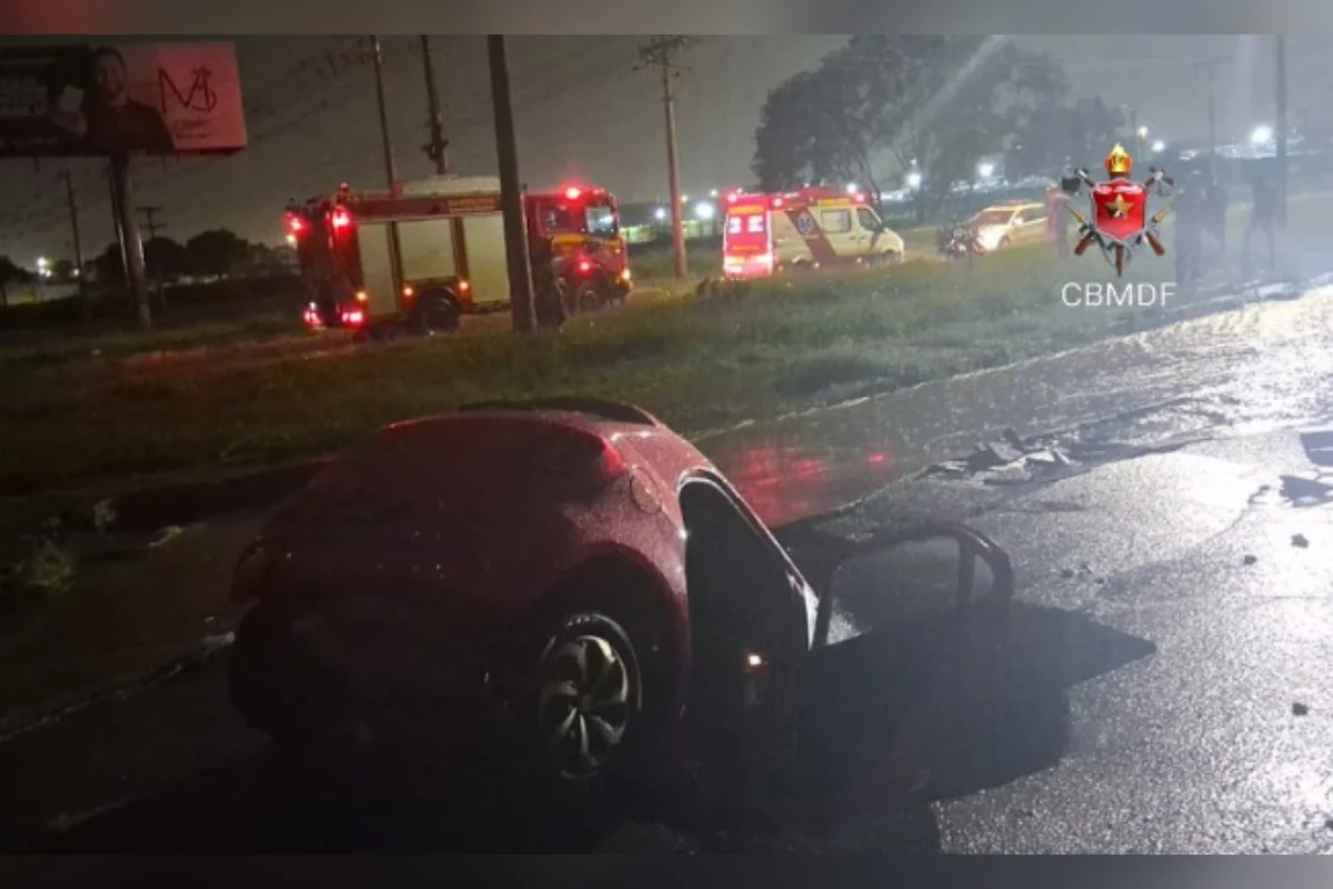 Veja momento em que carro é engolido após cratera se abrir no Setor O