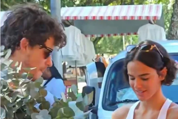 Bruna Marquezine e Shawn Mendes em feira da Barra da Tijuca