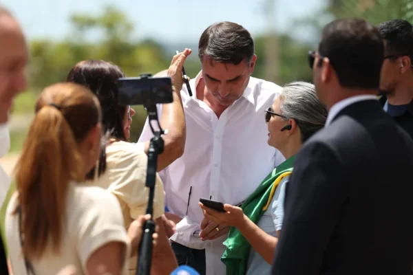 Flávio Bolsonaro em visita ao pai, Jair Bolsonaro, na Superintendência da Polícia Federal