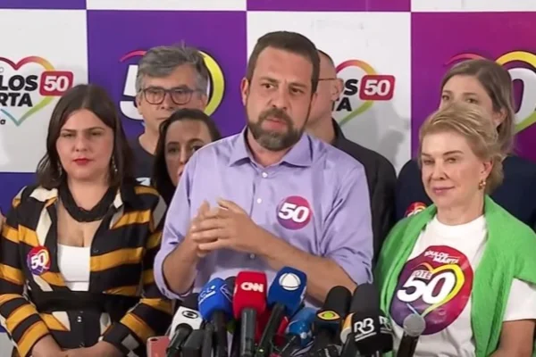 Imagem colorida de Boulos discursando. Metrópoles