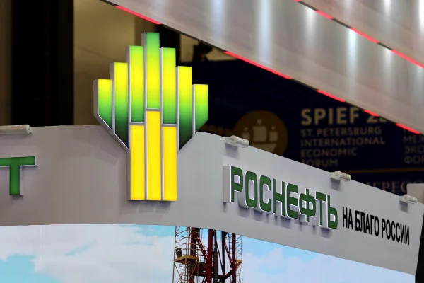 Imagem colorida mostra o logo da petrolífera russa Rosneft - Metrópoles