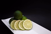A vitamina C presente nas frutas cítricas, como o limão, a laranja e a tangerina, também fortalece o sistema imune A vitamina C presente nas frutas cítricas, como o limão, a laranja e a tangerina, também fortalece o sistema imune