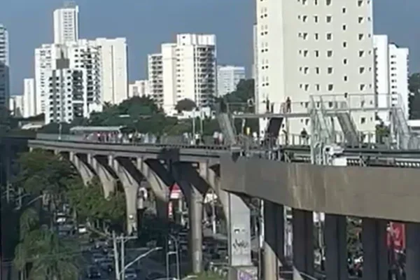 Passageiros foram obrigados a deixar os vagões após pane no monotrilho. Segundo o Metrô, houve uma interferência na via na estação Oratório - Metrópoles