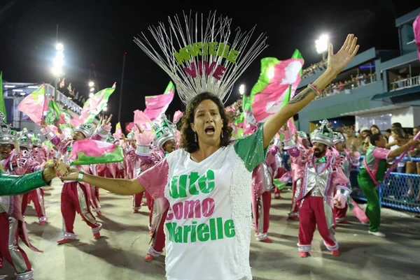 Viúva de Marielle se emociona com homenagem da Mangueira