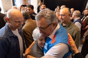 Ministro da Saúde, Alexandre Padilha abraça viúva de Luis Fernando Verissimo, Lúcia Helena Massa
