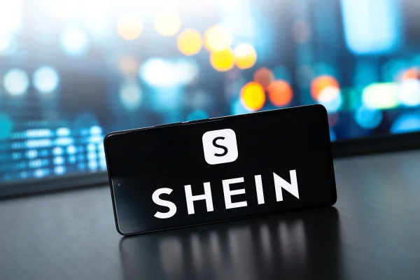 Nesta ilustração fotográfica, o logotipo da Shein é exibido na tela de um smartphone.
