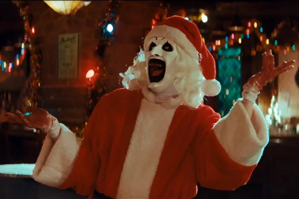 Cena colorida do filme Terrifier 3 - Metrópoles