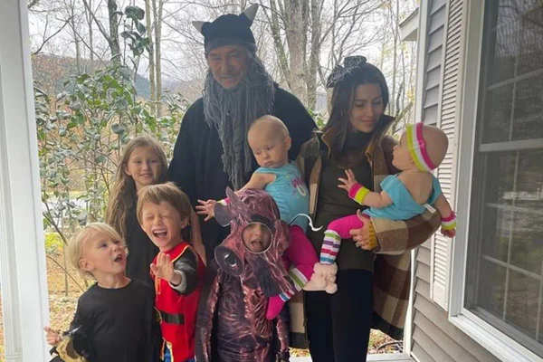 Em meio à polêmica com tragédia em set, gato de Alec Baldwin some