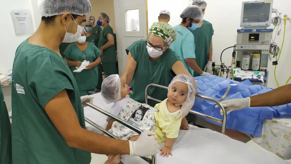 Laura e Laís. Gêmeas siamesas operadas em Goiânia