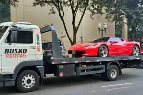 Ferrari sendo guinchada em Maringá - Metrópoles