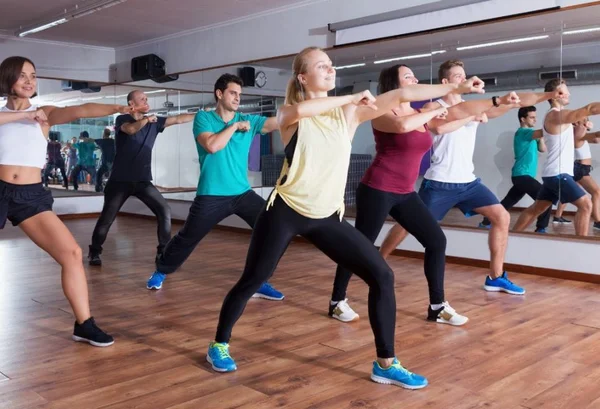 Varias pessoas dançando zumba - Metrópoles