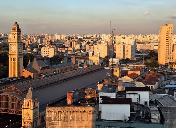 Imagem mostra estação de trem e vista de área urbana - Metrópoles