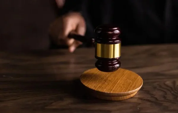 Homem mostra pênis e juíza encerra audiência on-line em Minas