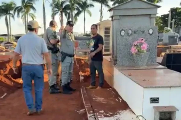 Influenciador Wesley Suspencar flagrou em vídeo quando foi abordado por policiais militares em um cemitério de Rio Verde (GO)
