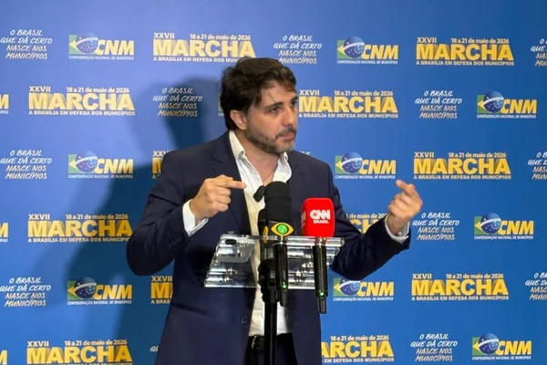 O pré-candidato Renan Santos durante coletiva de imprensa na Marcha dos Prefeitos