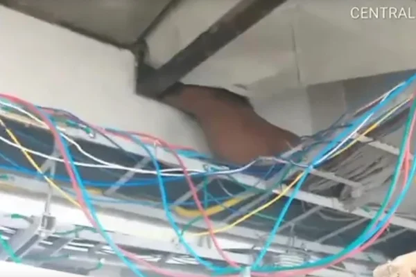Ladrão tenta furtar loja de celular e fica entalado no ar-condicionado