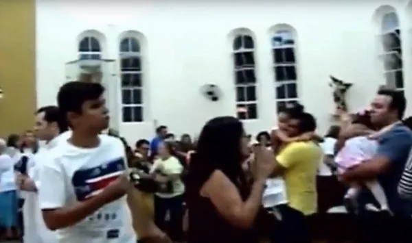 Para fugir de tiros, homem invade missa e se esconde na sacristia