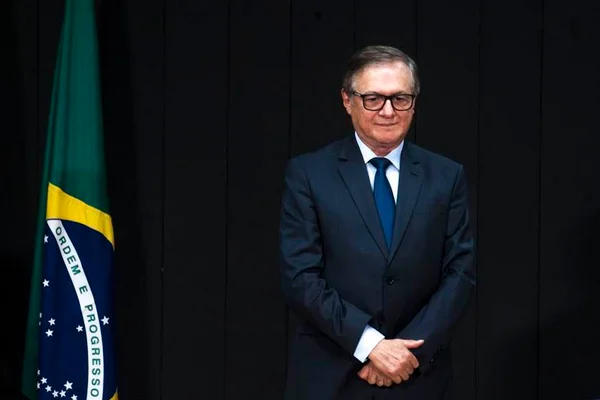 Vélez diz que percebeu erro e muda comunicado às escolas sobre Hino