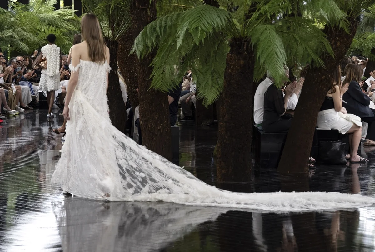 Como de costume, vestido de noiva fechou o desfile Como de costume, vestido de noiva fechou o desfile