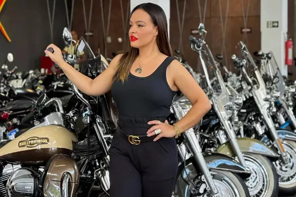Ana Paula Marçal posa para foto de divulgação de uma das rifas - Metrópoles