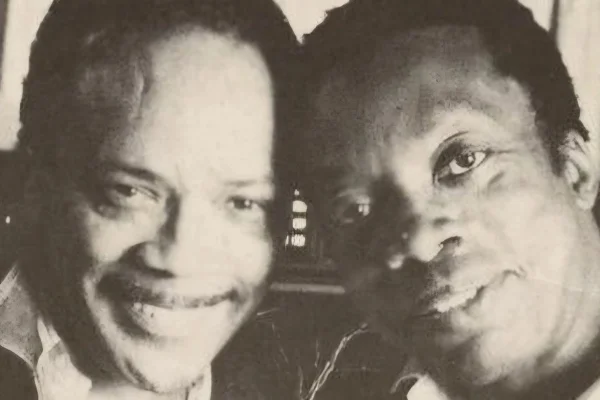 Foto em preto e branco de Milton Nascimento e Quincy Jones - Metrópoles