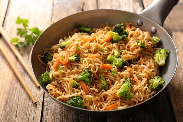 Turbine seu miojo: aprenda a fazer a receita do macarrão thai