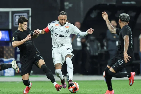Imagem colorida da partida entre Corinthians e Santos