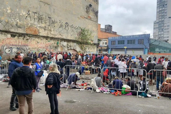 Imagem mostra fluxo de usuários de drogas da Cracolândia retiido por grades - Metrópoles