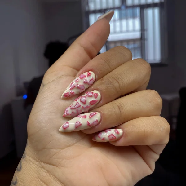 unhas de morango cravejado