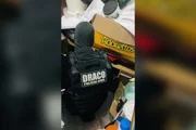 Um dos suspeitos seria responsável pela logística de distribuição das cestas básicas e pela tentativa de fortalecimento territorial do grupo criminoso por meio do assistencialismo Um dos suspeitos seria responsável pela logística de distribuição das cestas básicas e pela tentativa de fortalecimento territorial do grupo criminoso por meio do assistencialismo