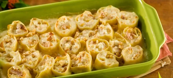 Faça um delicioso rondelli com atum ao molho de queijos