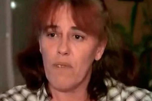 Mulher que escondeu bebê em porta-malas de carro por 2 anos é julgada