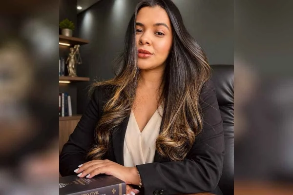mulher sentada em mesa de escritório