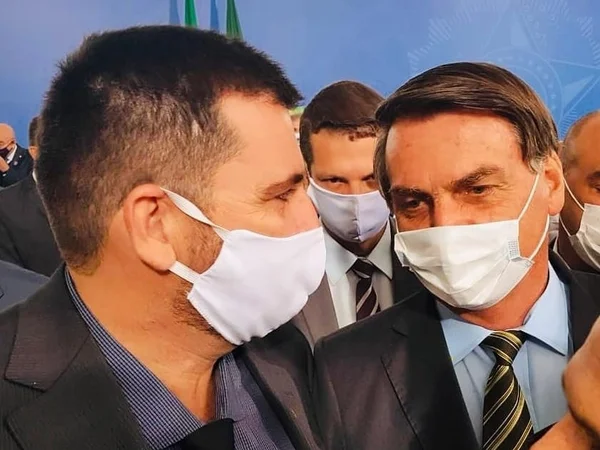 Médico condenado por lesbofobia teve encontro com Bolsonaro e Damares