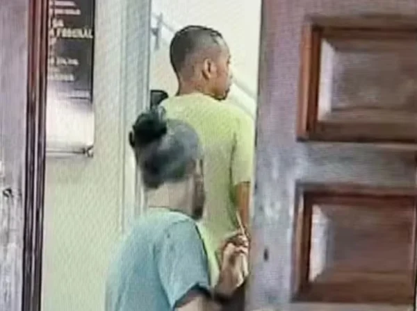 Imagem colorida de Robinho chegando a Tremembé para cumprir pena por estupro