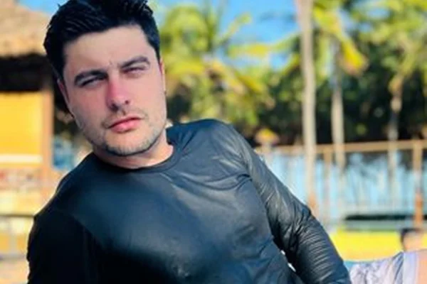 Guilherme Leicam posa em piscina - Metrópoles