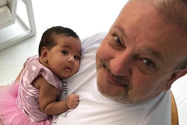 Erick Jacquin batiza os filhos gêmeos, mas bolo gigante rouba a cena