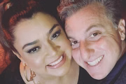 Preta Gil e Luciano Huck posam juntos e sorridentes para as redes sociais