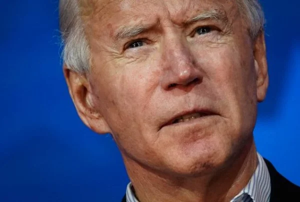 Joe Biden, presidente dos Estados Unidos. Ele usa terno escuro e camiseta clara. Ele tem cabelos brancos- Metrópoles